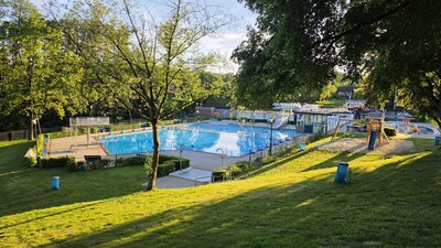 Ansicht Freibad_Schwimmbecken von Liegewiese aus Ansicht Freibad_Schwimmbecken von Liegewiese aus