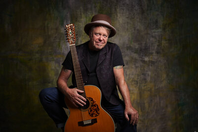 Richie Arndt mit Gitarre