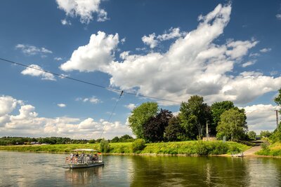 Blick auf die Weser mit Fähre am Seil