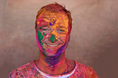 Thorge Berger beim Holi-Fest