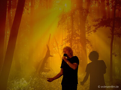 Stefan Erdmann vor der Leinwand Stefan Erdmann vor der Leinwand