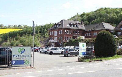 Blick in die Einfahrt zum MVZ von der Straße aus
