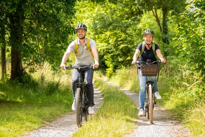 Zwei Radfahrende unterwegs in der Natur Kalletals - teutoburger wald tourismus_d. ketz Zwei Radfahrende unterwegs in der Natur Kalletals