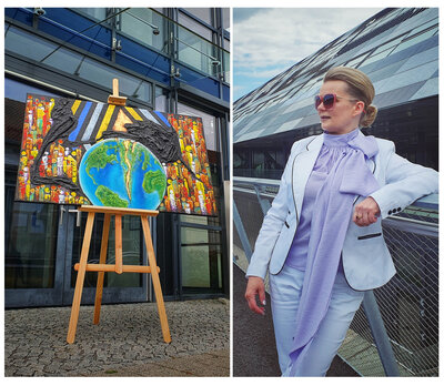 Vera Widmer im Portrait und eines ihrer Bild vor dem Rathaus - Vera Widmer Vera Widmer im Portrait und eines ihrer Bild vor dem Rathaus